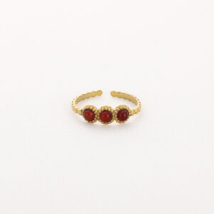 Verstelbare gouden ring met drie rode stenen
