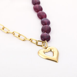 Ketting met paarse kralen en gouden hartvormige hanger
