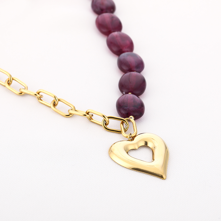 Ketting met paarse kralen en gouden hartvormige hanger
