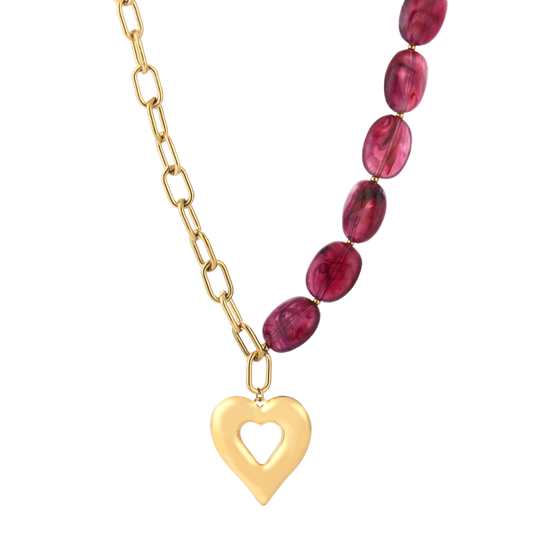Ketting met paarse kralen en gouden hartvormige hanger